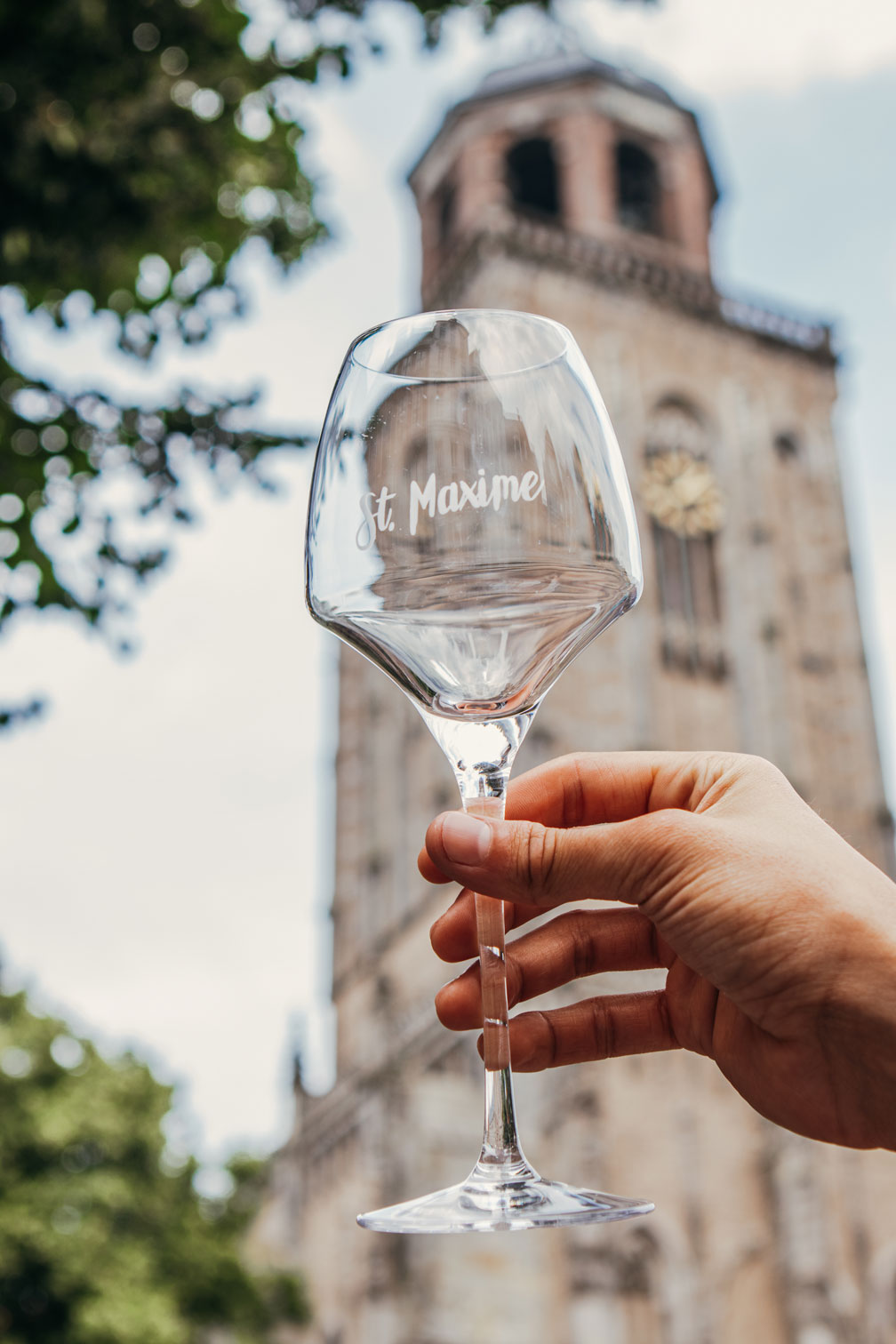 Een van de gezelligste plekken in Deventer om een wijntje te drinken is St. Maxime. Aan de voet van de Lebuïnuskerk. In de zomermaanden heerlijk op het terras. Of in de winter knus binnen.